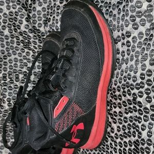 Under Armour basketball shoes 2.5Y
